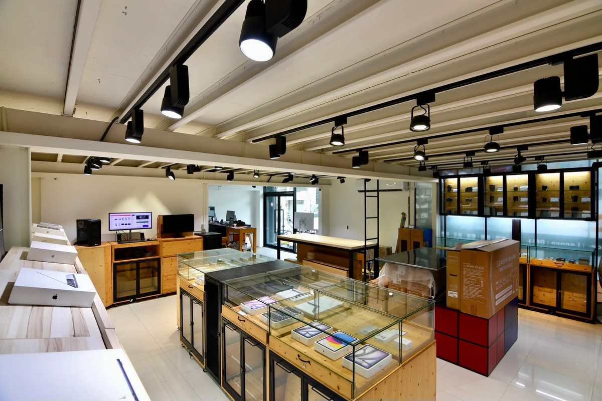 US3C 台中店內二手相機與單眼鏡頭展示區，提供安全可靠的攝影器材買賣與估價收購服務