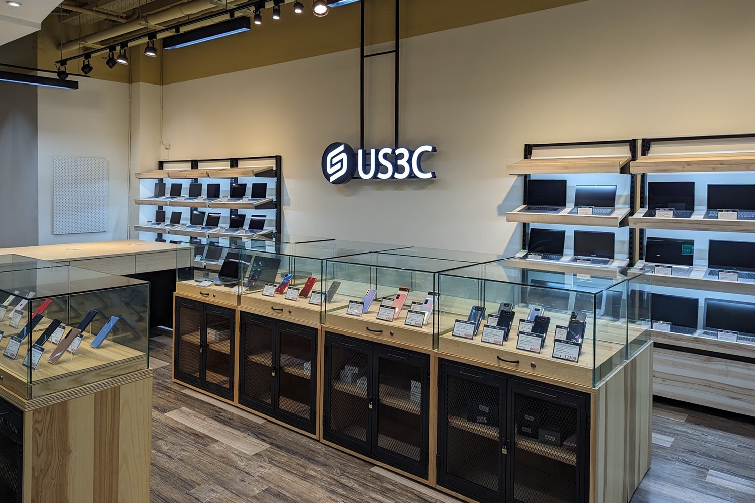 LINE_ALBUM_台南安平店門市照片(橫)_230725_0 US3C 門市回收防疫措施